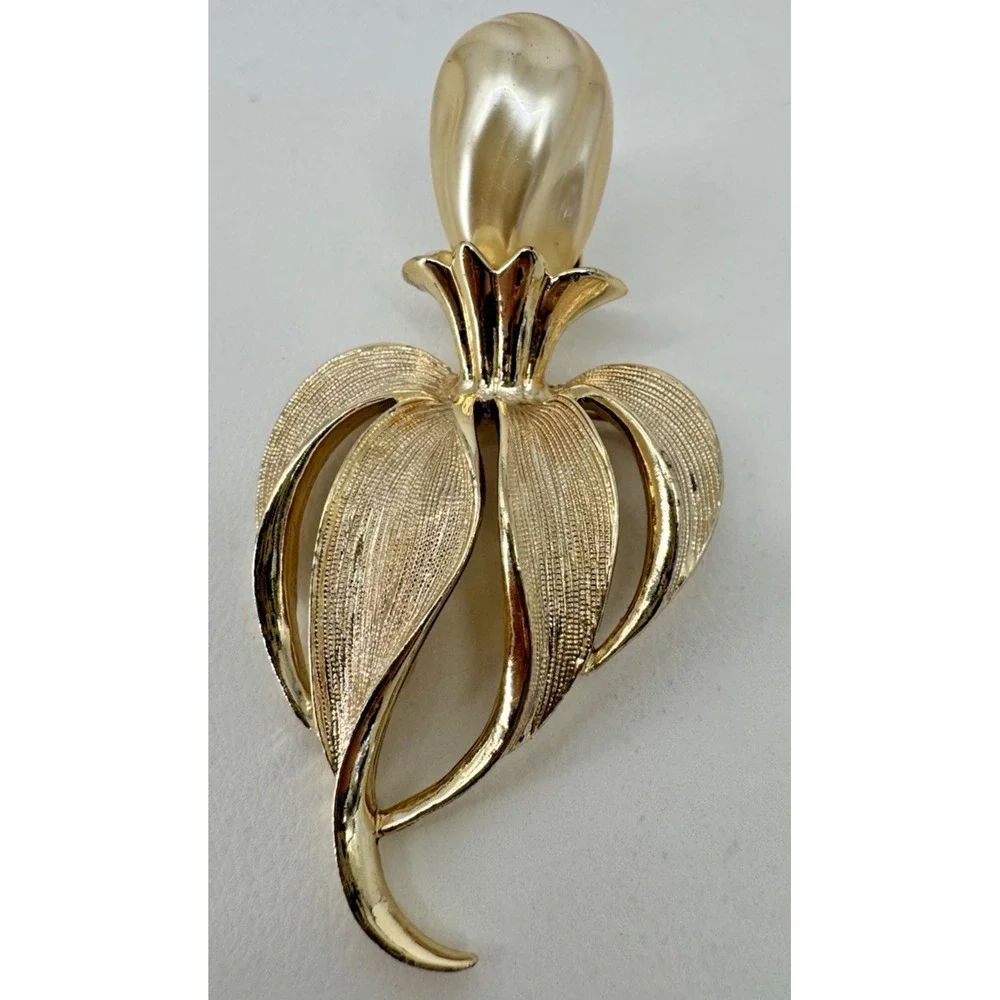 Vintage Gold Tone Floral Brooch Mid Century Faux Pearl Sarah Coventry 60's